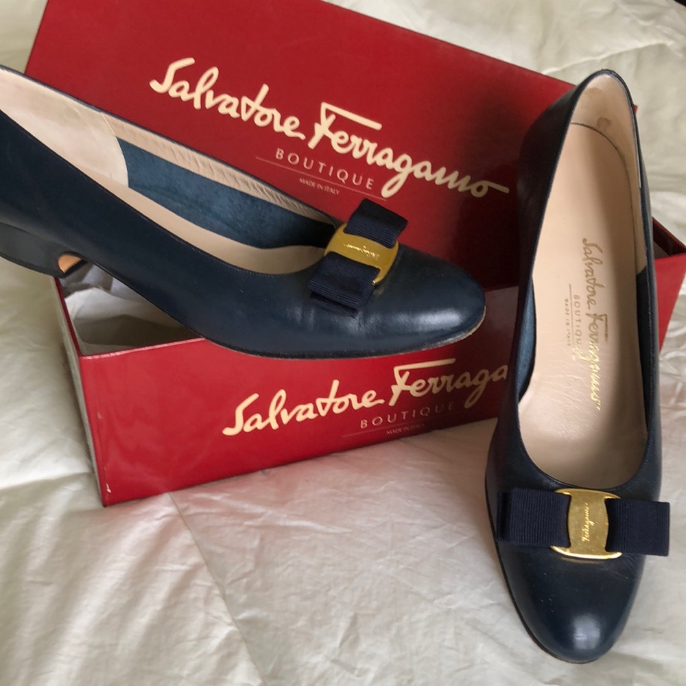 Vintage Salvatore Ferragamo classic style navy kitten heel 8 1/2 AA shoes